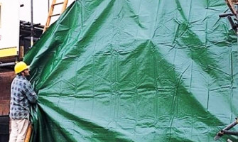 Тенти як захист фасаду під час оздоблювальних робіт: збереження якості, економія ресурсів і комфорт для майстрів